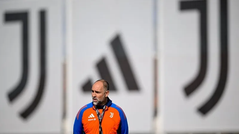 HLV Igor Tudor trên sân tập Juventus