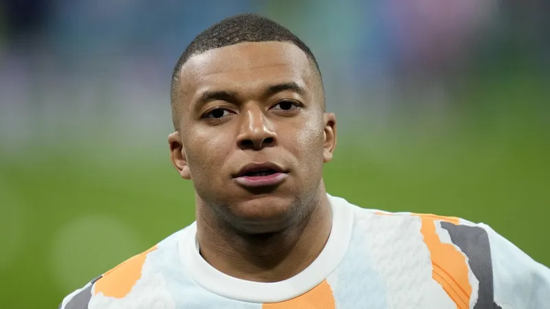 Kylian Mbappe hy sinh hơn 200 triệu euro nhưng Real đã bù lại 100 triệu euro 'phí trao tay'.