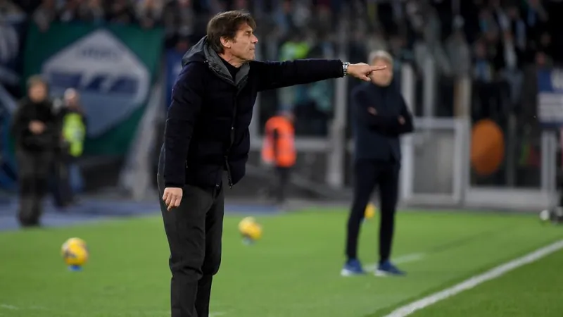 HLV Antonio Conte chỉ đạo các cầu thủ Napoli