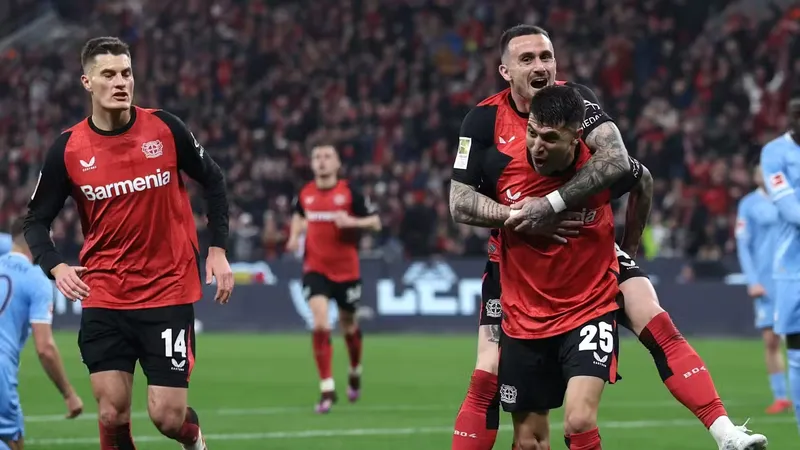 Exequiel Palacios (25) cõng Aleix Garcia sau bàn mở tỷ số trận đấu