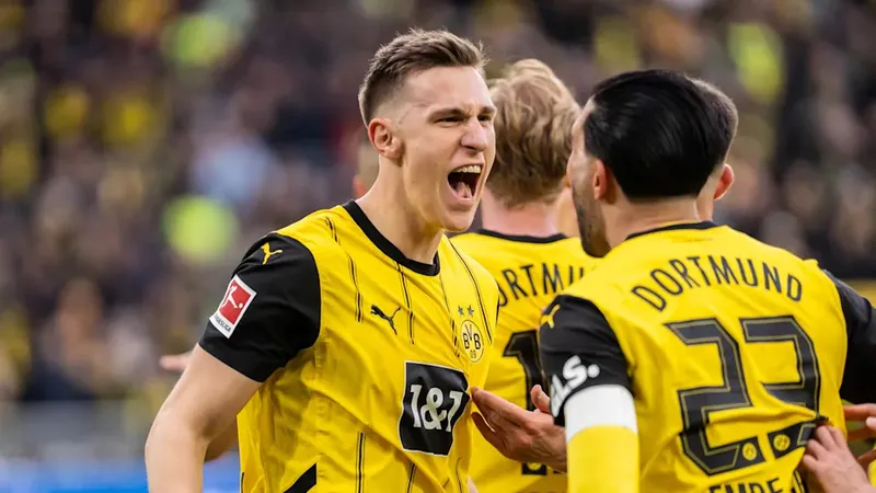 Nico Schlotterbeck (trái) và Emre Can ăn mừng bàn thắng 2-0 của Borussia Dortmund