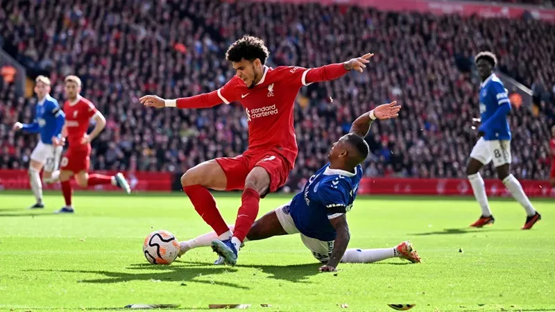 Luis Diaz đi bóng trước hậu vệ Everton
