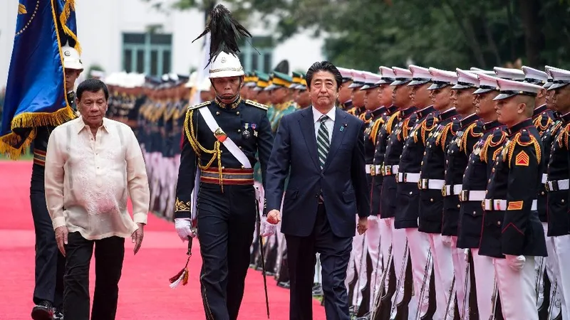 Thủ tướng Nhật Bản Shinzo Abe (phải) trong chuyến thăm Philippines khi Tổng thống Rodrigo Duterte nhậm chức năm ngoái. Ảnh: AP 