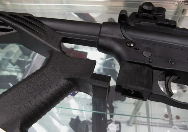 “bump stock” - bộ phận bên trái. Ảnh: Star Tribune