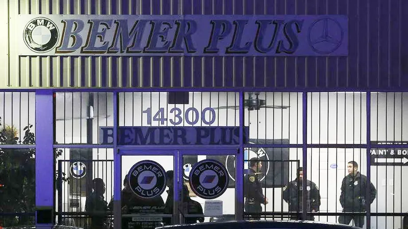 Cảnh sát bao vây bên ngoài hiện trường. Ảnh: Reuters