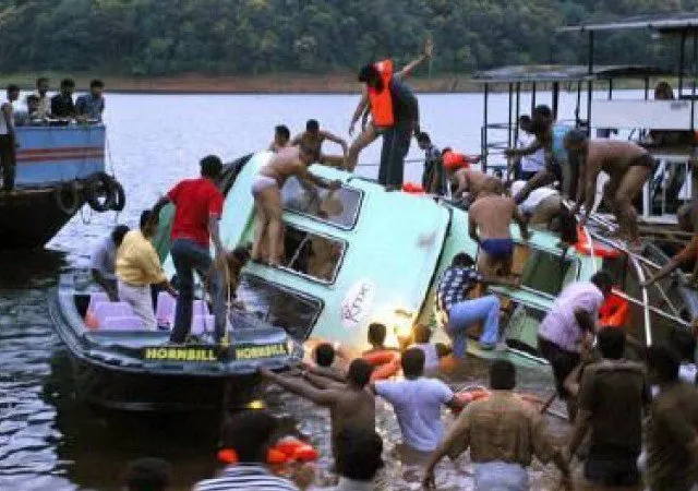Hiện trường vụ lật tàu ở Indonesia. Ảnh: THE EXPRESS TRIBUNE 