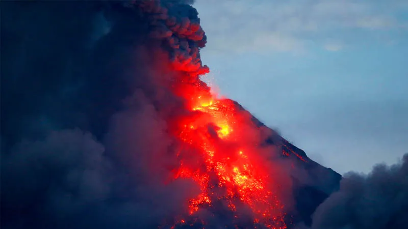 Núi lửa Mayon phun nham thạch. Ảnh: Philstar.com