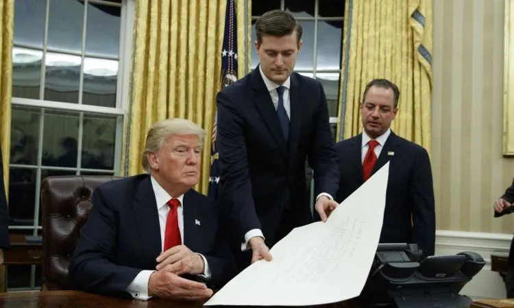 Thư ký Nhà Trắng Rob Porter (đứng) từ chức sau khi vướng cáo buộc có hành vi lạm dụng cả về thể chất và tinh thần đối với hai người vợ cũ. Ảnh: NY Daily News