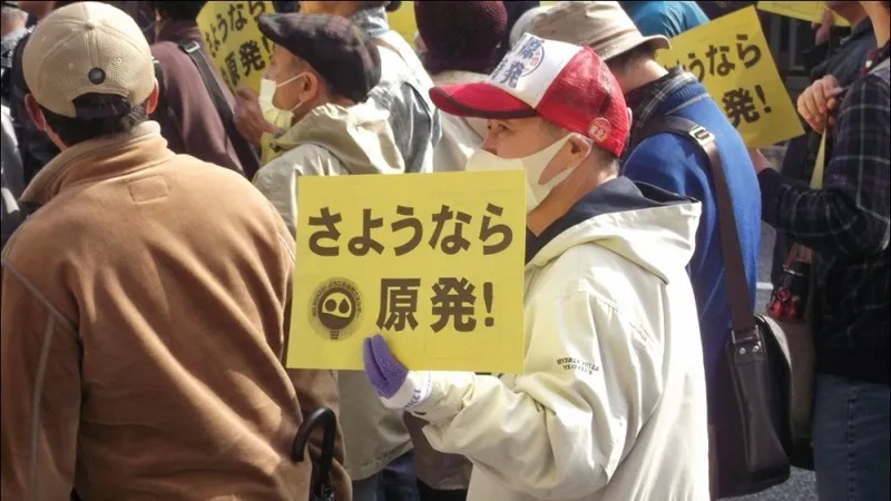Người dân Nhật Bản tuần hành phản đối điện hạt nhân. Ảnh: Socialist Party