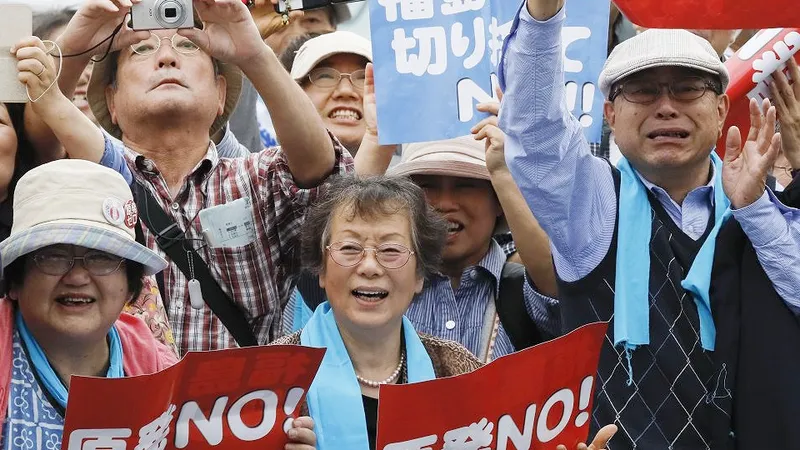 Các nạn nhân vui mừng sau một phán quyết của toà án quận Fukushima năm 2017. Ảnh: The Wall Street Journal