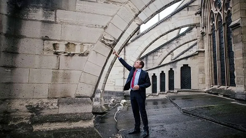 Nhà Thờ Đức Bà Paris đang "lâm nguy”
