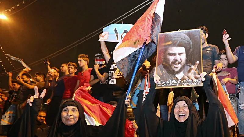 Người dân Iraq ủng hộ liên minh của giáo sĩ Hồi giáo dòng Shiite Moqtada al-Sadr sáng sớm ngày 14-5. Ảnh: AP