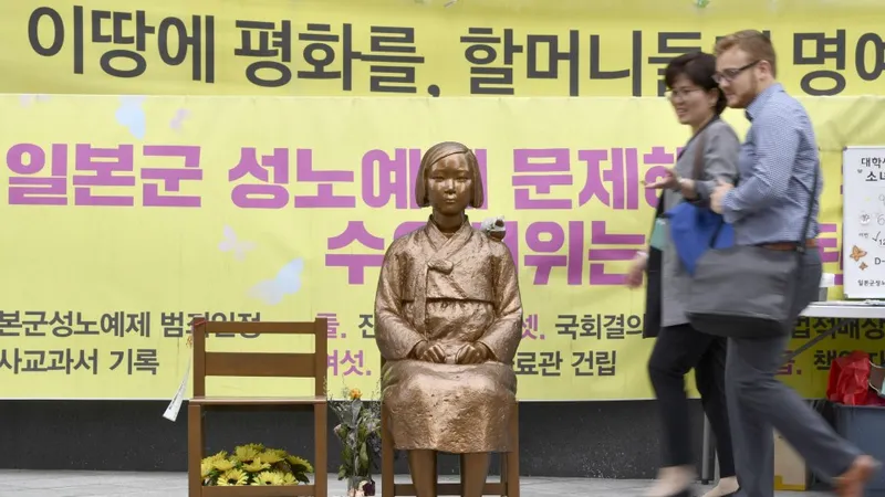 Biểu tượng "phụ nữ mua vui" gần Đại sứ quán Nhật Bản ở thủ đô Seoul, Hàn Quốc. Ảnh: Kyodo
