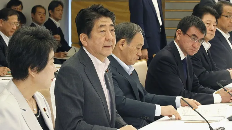 Thủ tướng Nhật Bản Shinzo Abe tại cuộc họp sáng 24-7. Ảnh: Kyodo