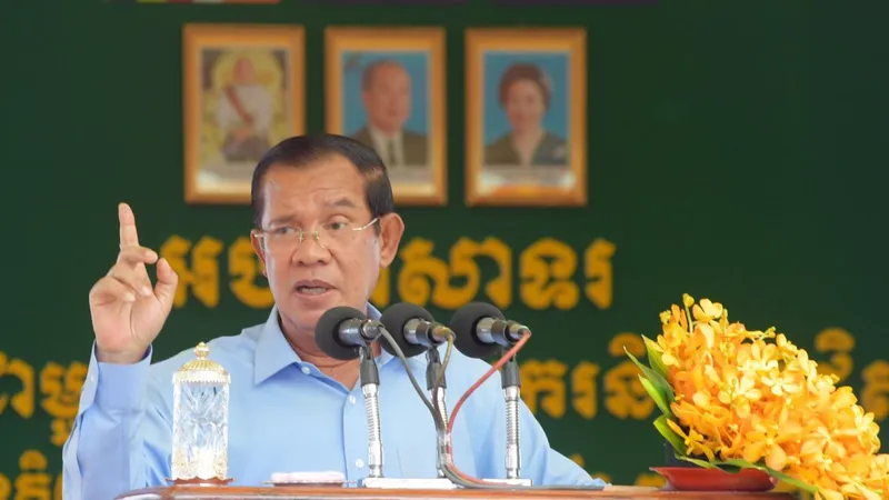 Thủ tướng Campuchia Hun Sen phát biểu trước hàng ngàn công nhân dệt may tại thủ đô Phnom Penh ngày 2-8. Ảnh: pressocm.gov.kh