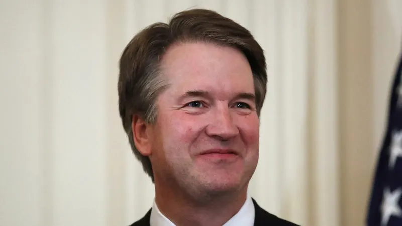 Ông Kavanaugh cũng đã phủ nhận cáo buộc. Ảnh: AP