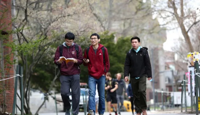 Sinh viên gốc Á tại Đại học Harvard. Ảnh: NY Times
