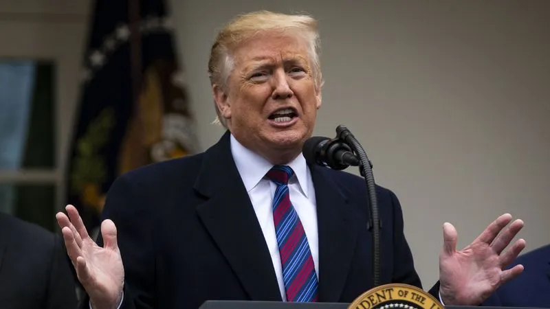 Tổng thống Trump cũng đe dọa sẽ sử dụng quyền khẩn cấp để huy động quân đội xây dựng bức tường biên giới với Mexico (Ảnh : Bloomberg)