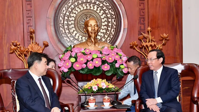 Bí thư Thành ủy TPHCM Nguyễn Văn Nên tiếp ông Shin Choong Il. Ảnh: Việt Dũng 