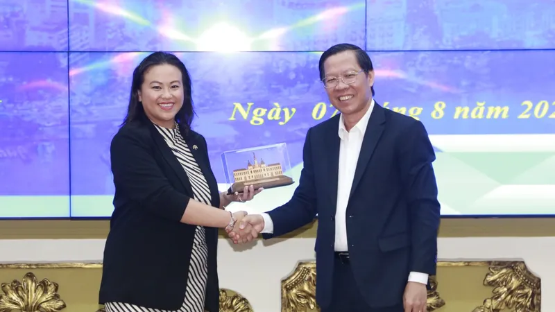 Đồng chí Phan Văn Mãi tiếp bà Sheng Thao, Thị trưởng thành phố Oakland, bang California, Hoa Kỳ, đang trong chuyến thăm, làm việc tại Thành phố Hồ Chí Minh. Ảnh: VIỆT DŨNG 