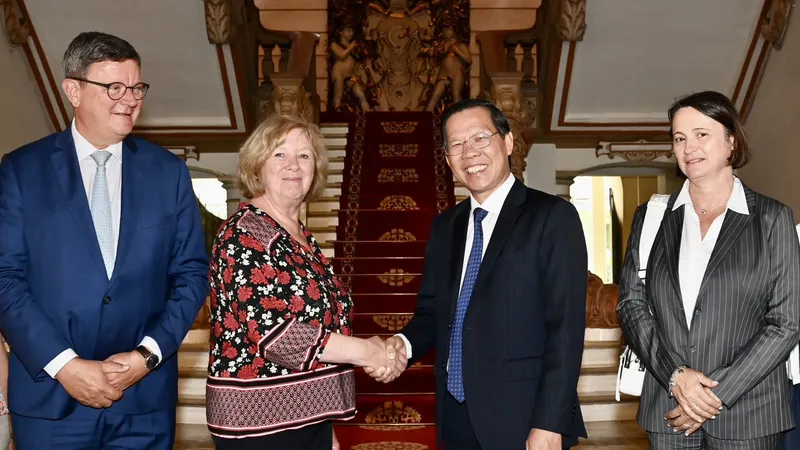 Đồng chí Phan Văn Mãi đón tiếp Thượng nghị sĩ Catherine Deroche. Ảnh: VIỆT DŨNG