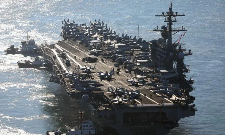 Tàu sân bay USS Carl Vinson của Mỹ cập cảng căn cứ hải quân ở thành phố Busan. Ảnh: The Korea Times