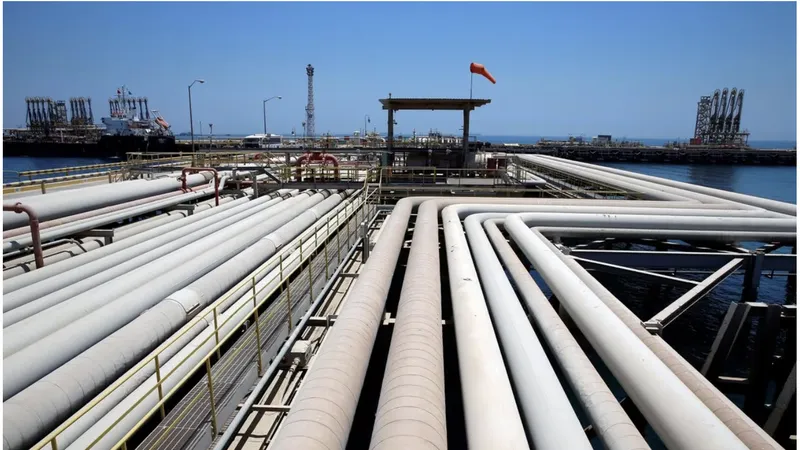 Nhà máy lọc dầu Ras Tanura ở Saudi Arabia. Ảnh: Reuters