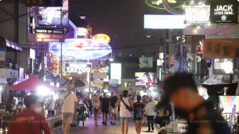 Đường Khao San, khu du lịch nổi tiếng ở Bangkok. Ảnh: Bangkok Post 