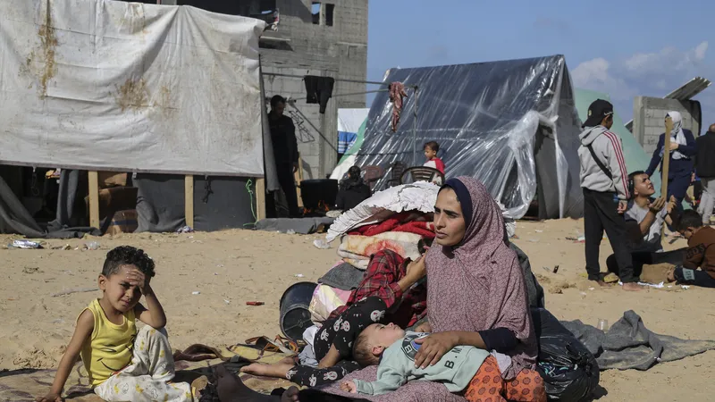 Người Palestine ở Gaza chạy lánh nạn đến Rafah. Ảnh: AP