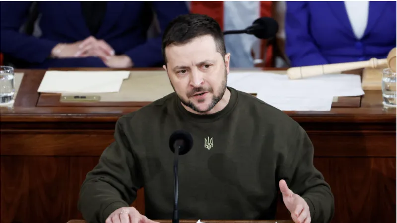 Tổng thống Ukraine Volodymyr Zelensky trong chuyến thăm đầu tiên đến Mỹ vào tháng 12-2-2022. Ảnh : AP