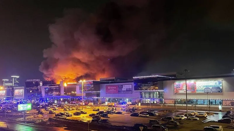 Hiện trường vụ tấn công đẫm máu tại trung tâm thương mại Crocus City Hall. Ảnh : TASS