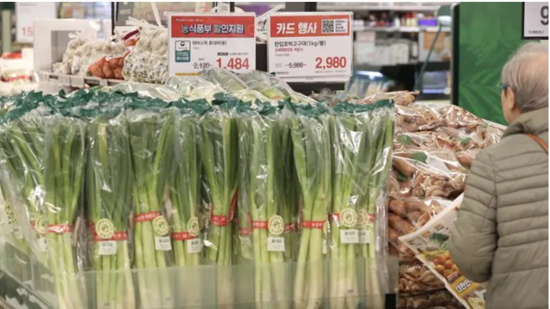 Cử tri Hàn Quốc bị cấm mang tỏi tây (hay còn gọi là hành boa rô) đến các điểm bỏ phiếu. Ảnh: YONHAP