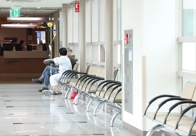 Quang cảnh vắng vẻ tại một bệnh viện ngày 11-4. Ảnh : Yonhap