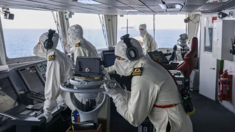 Lực lượng HMS Diamond của Hạm đội Hoàng gia Anh đã bắn hạ một tên lửa do lực lượng Houthi bắn từ Yemen ngày 24-4. Ảnh: Arab News