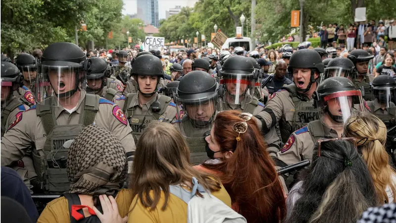Cảnh sát can thiệp cuộc biểu tình ủng hộ Palestine tại trường Đại học Texas ở Austin. Ảnh: USA TODAY 
