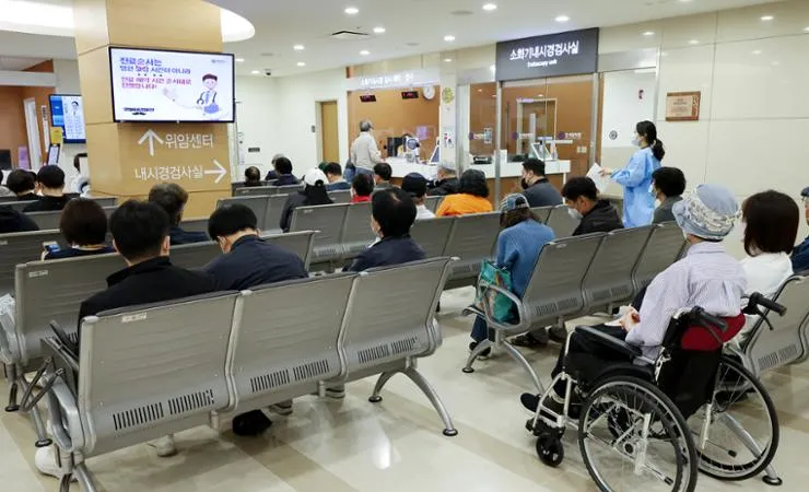 Bệnh nhân chờ khám bệnh tại một bệnh viện lớn ở Seoul ngày 10-5. Ảnh: YONHAP