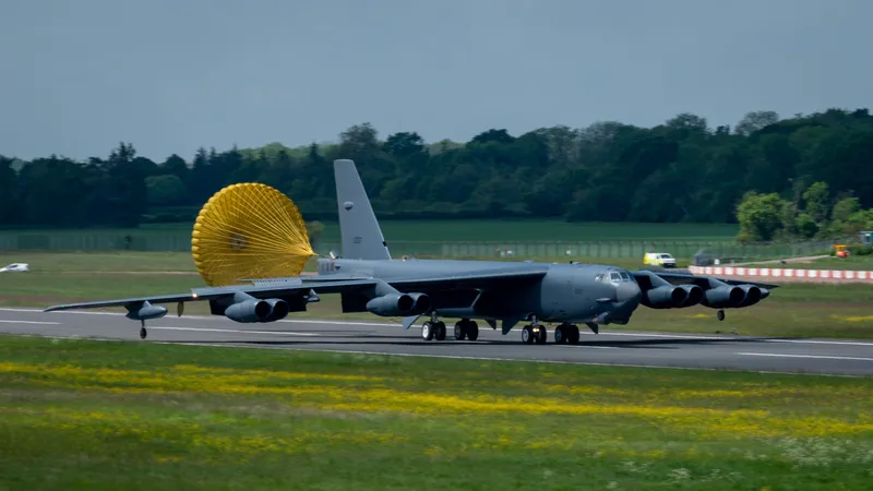 Một chiếc B-52H Stratofortress của Mỹ hạ cánh tại căn cứ Không quân RAF Fairford, Anh, ngày 20-5. Ảnh: airandspaceforces.com