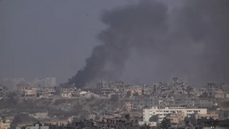Khói bốc lên bầu trời sau vụ nổ ở Dải Gaza, nhìn từ miền nam Israel, ngày 21 - 5. Ảnh : CNN