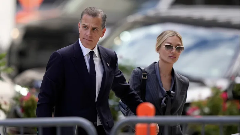 Ông Hunter Biden và vợ, bà Melissa Cohen Biden, đến tòa án liên bang ở thành phố Wilmington, bang Delaware. Ảnh: WASHINGTON POST