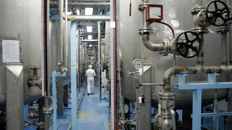Cơ sở chuyển đổi uranium ở Isfahan, nơi vận hành ba lò phản ứng nghiên cứu, cũng như xử lý việc sản xuất nhiên liệu và các hoạt động khác cho chương trình hạt nhân dân sự của Iran. Ảnh: Guardian