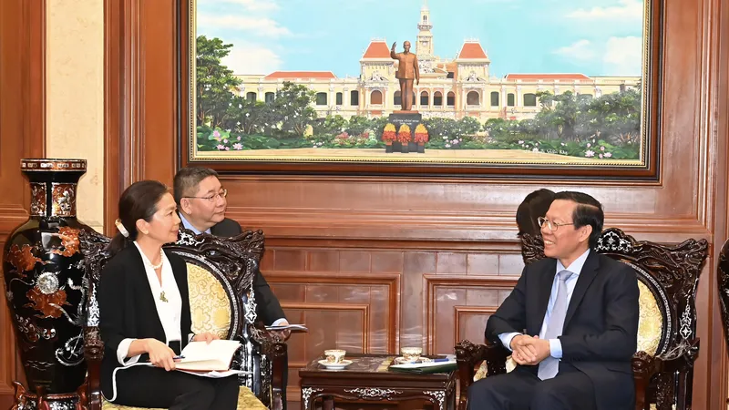 Đồng chí Phan Văn Mãi tiếp bà Pauline Tamesis. Ảnh: VIỆT DŨNG