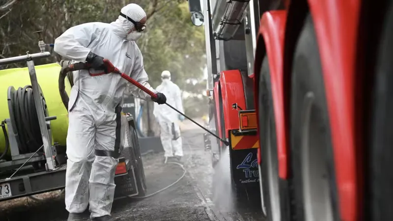Khử khuẩn phòng ngừa cúm gia cầm độc lực cao ở Australia. Ảnh: SBS News