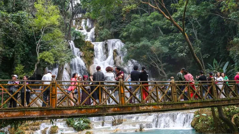 Du khách tham quan thác Kuangsi ở Luang Prabang. Ảnh: Laotian Times