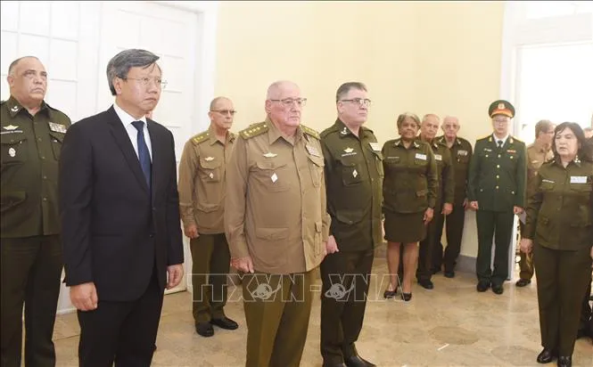 Các lực lượng vũ trang và Bộ trưởng Nội vụ Cuba viếng Tổng Bí thư Nguyễn Phú Trọng. Ảnh: TTXVN