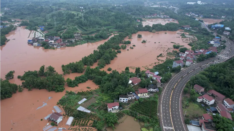 Một thị trấn bị lũ lụt bao vây ở thành phố Nội Giang, tỉnh Tứ Xuyên (Trung Quốc). Ảnh : CFP
