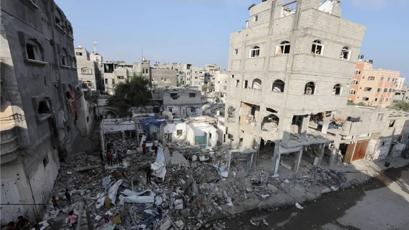 Trẻ em Palestine tại một ngôi nhà vừa bị không kích ngày 14-8- 2024. Ảnh: AAWSAT