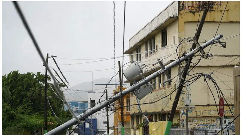 Hệ thống điện ở Puerto Rico bị bão Ernesto gây hư hại nặng. Ảnh: Getty Images