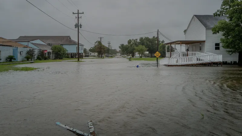 Nước lũ tràn vào một khu phố ở Dulac, Louisiana khi cơn bão Francine tiến gần đến bờ biển. Ảnh: GETTY IMAGES