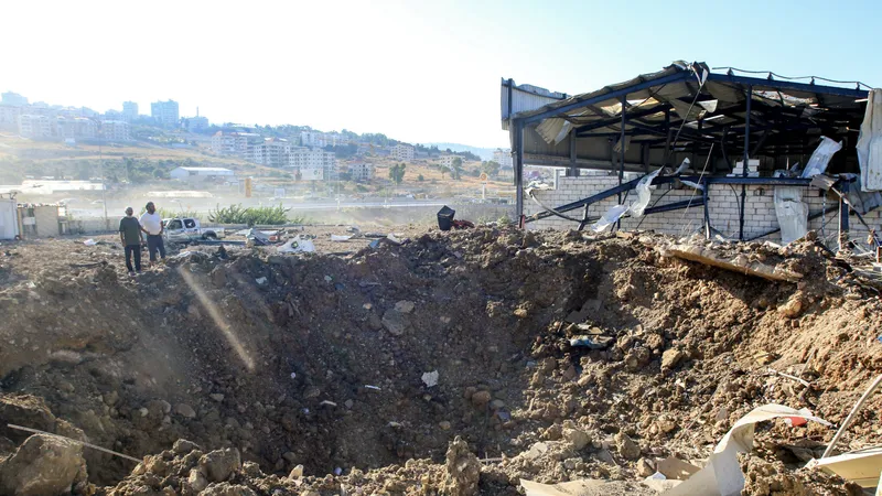 Hiện trường một nhà kho bị phá hủy do trúng không kích của Israel ở Jiyeh dọc theo xa lộ nối Beirut với thành phố Sidon ở phía Nam Lebanon, ngày 25 - 9. Ảnh: Times of Israel