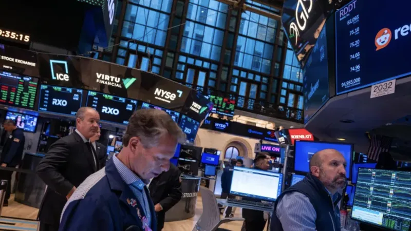 Các chỉ số như Dow Jones và S&P 500 trên sàn giao dịch Phố Wall của Mỹ đều rời khỏi mức cao kỷ lục. Ảnh: Investopedia